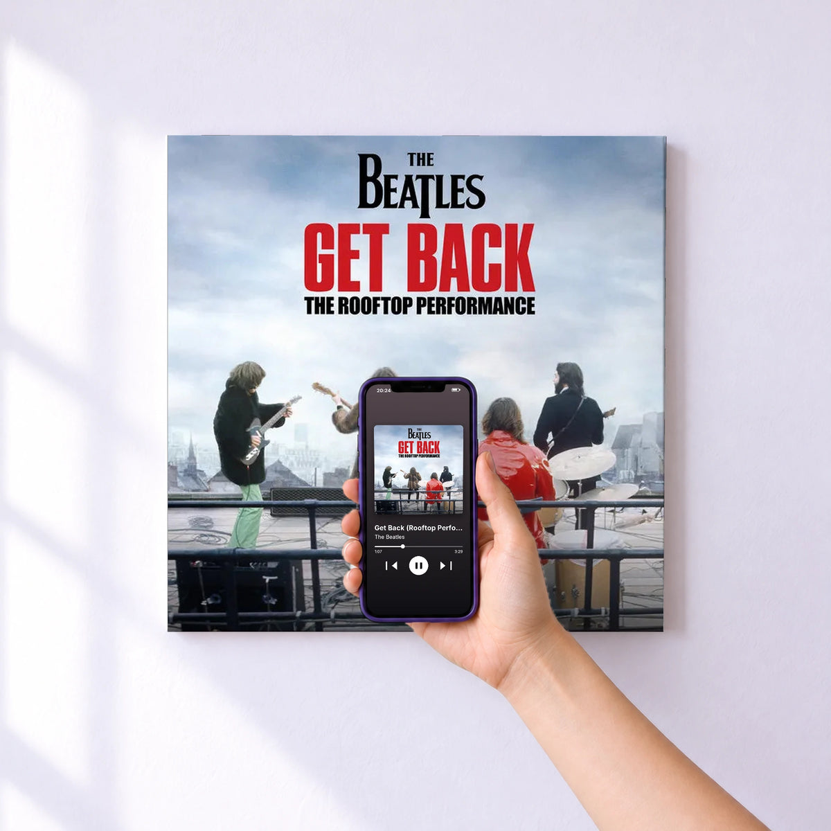 Affiche connectée Get Back (Rooftop Performance) de The Beatles au mur : l'album se lance en approchant le téléphone