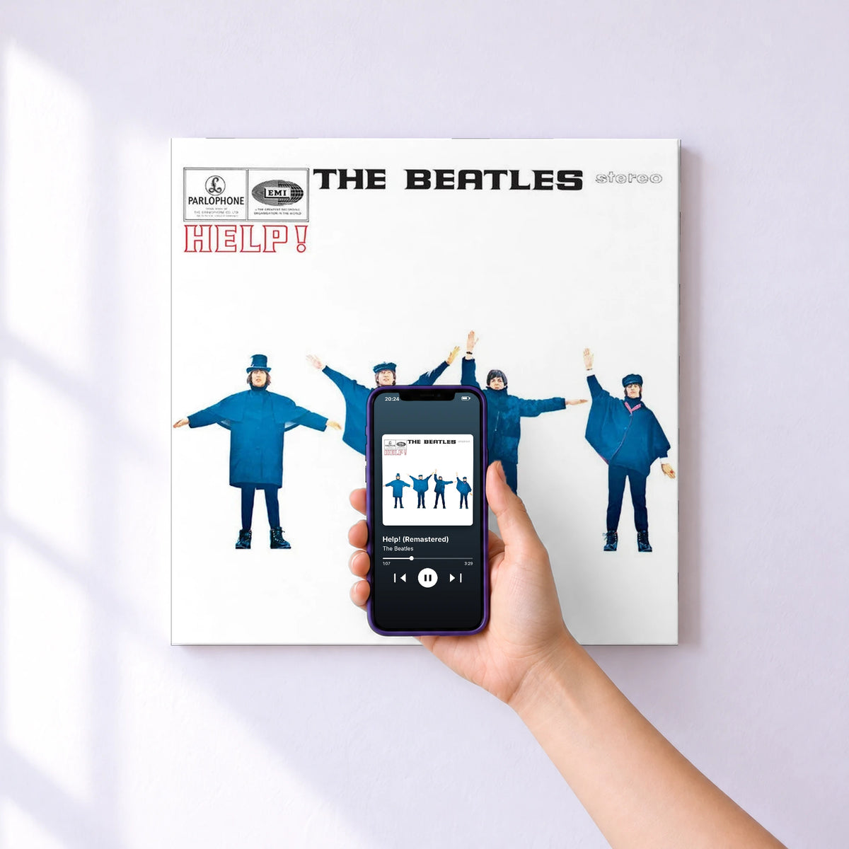 Affiche connectée Help! (Remastered) de The Beatles au mur : l'album se lance en approchant le téléphone
