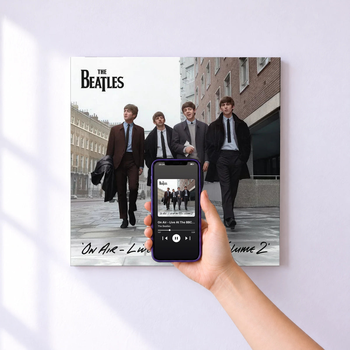 Affiche connectée On Air - Live At The BBC (Vol.2) de The Beatles au mur : l'album se lance en approchant le téléphone