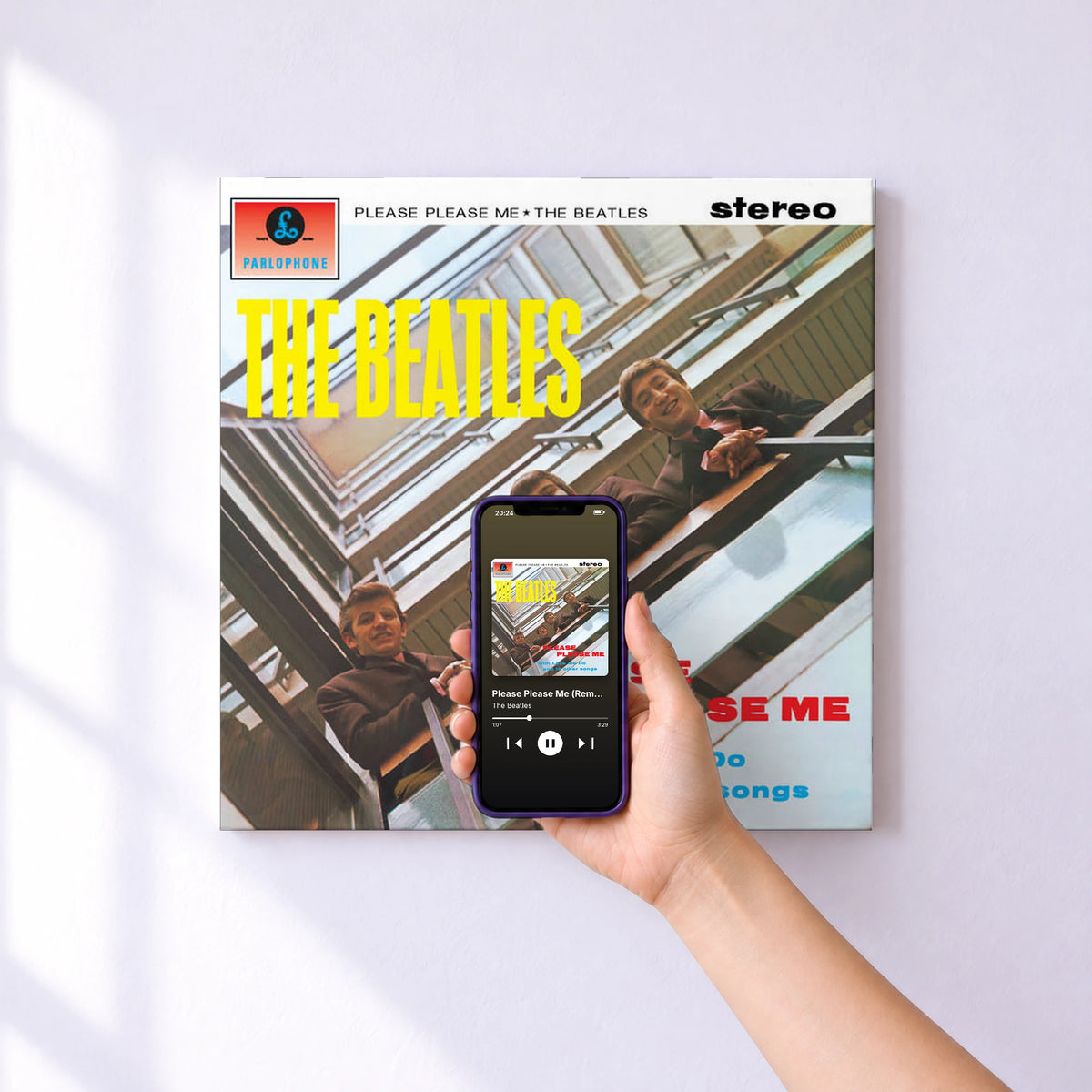 Affiche connectée Please Please Me (Remastered) de The Beatles au mur : l'album se lance en approchant le téléphone