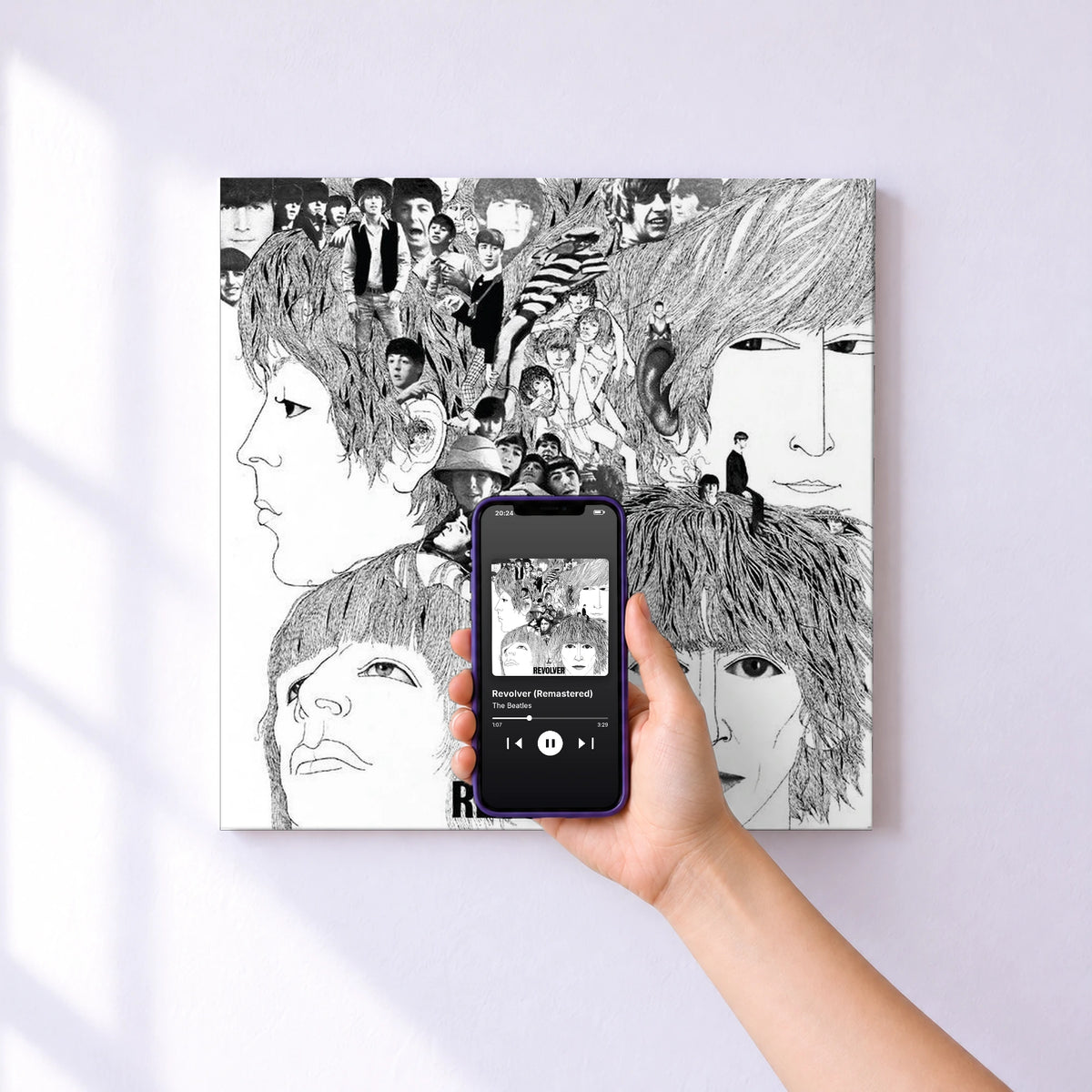 Affiche connectée Revolver (Remastered) de The Beatles au mur : l'album se lance en approchant le téléphone