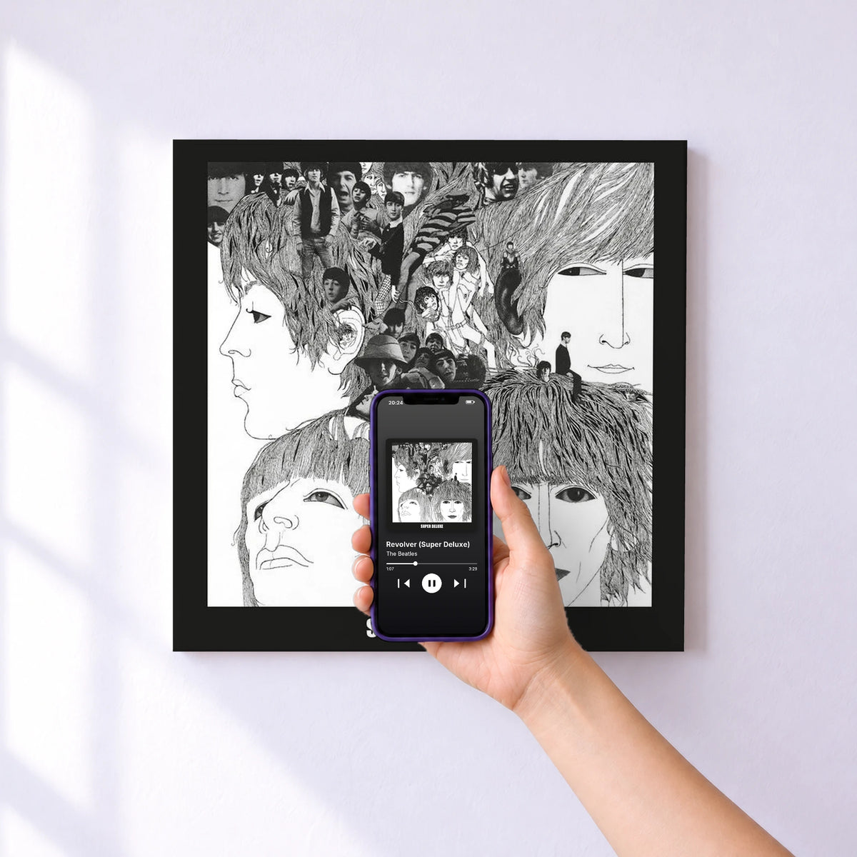 Affiche connectée Revolver (Super Deluxe) de The Beatles au mur : l'album se lance en approchant le téléphone