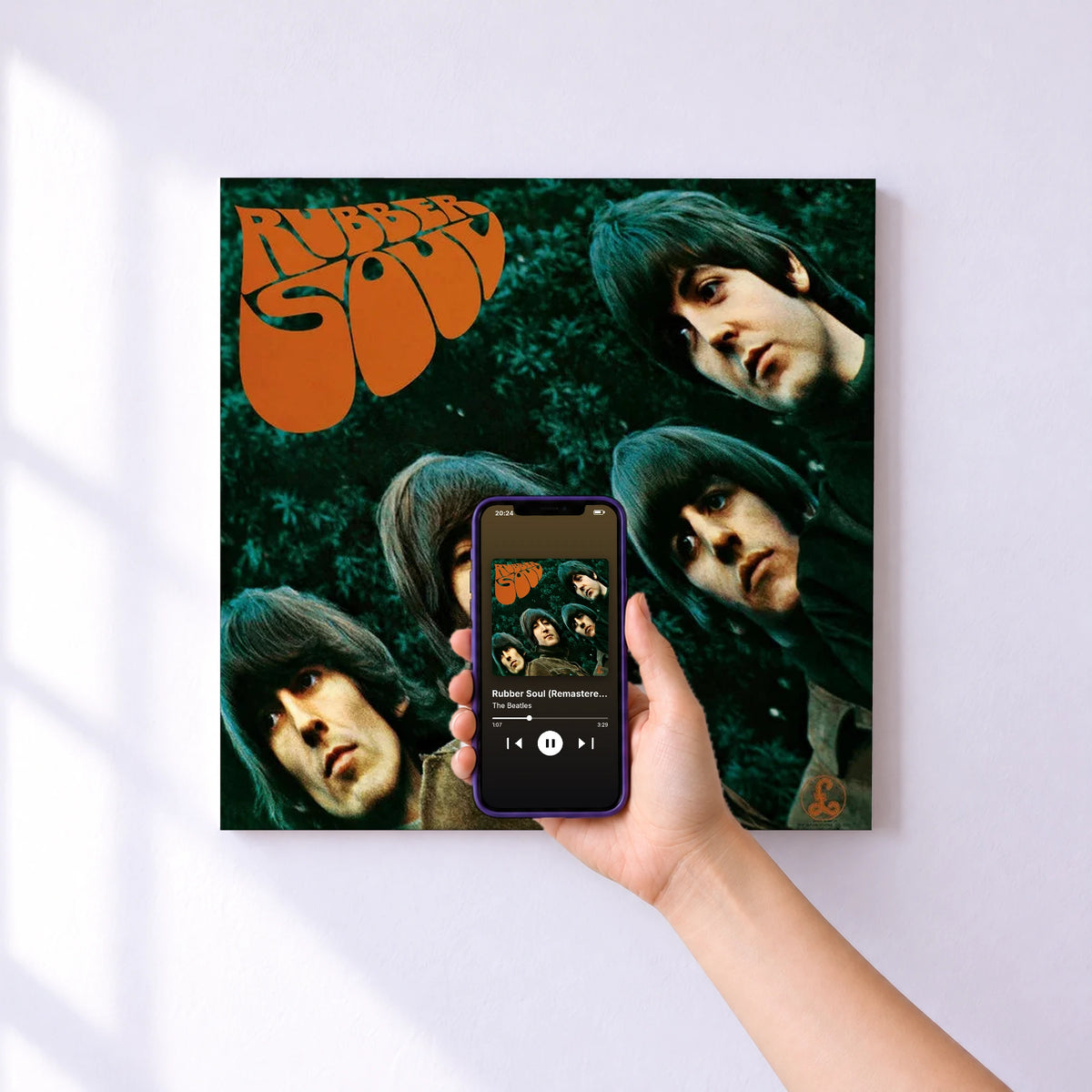 Affiche connectée Rubber Soul (Remastered 2009) de The Beatles au mur : l'album se lance en approchant le téléphone