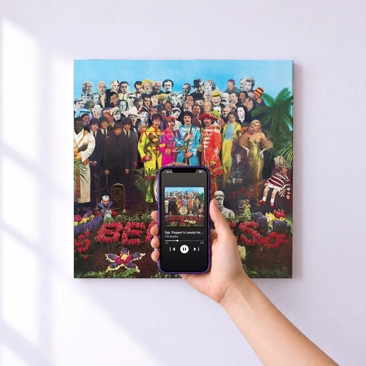 Affiche connectée Sgt. Pepper's Lonely Hearts Club Band (Remastered) de The Beatles au mur : l'album se lance en approchant le téléphone