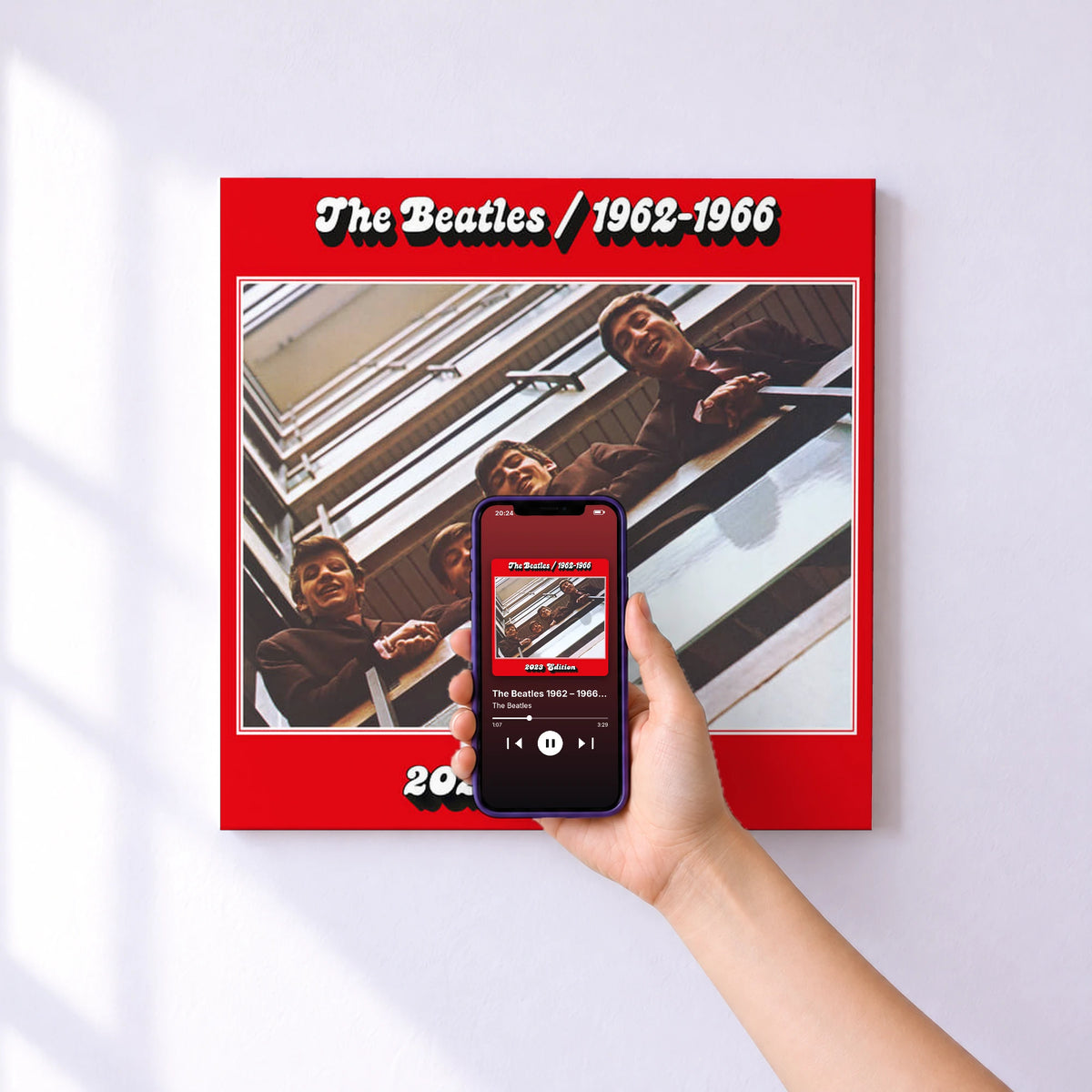 Affiche connectée The Beatles 1962 – 1966 (2023 Edition) de The Beatles au mur : l'album se lance en approchant le téléphone