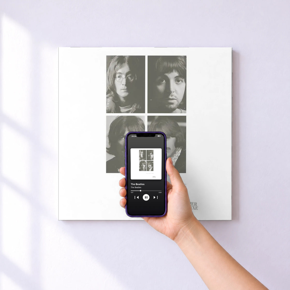 Affiche connectée The Beatles de The Beatles au mur : l'album se lance en approchant le téléphone
