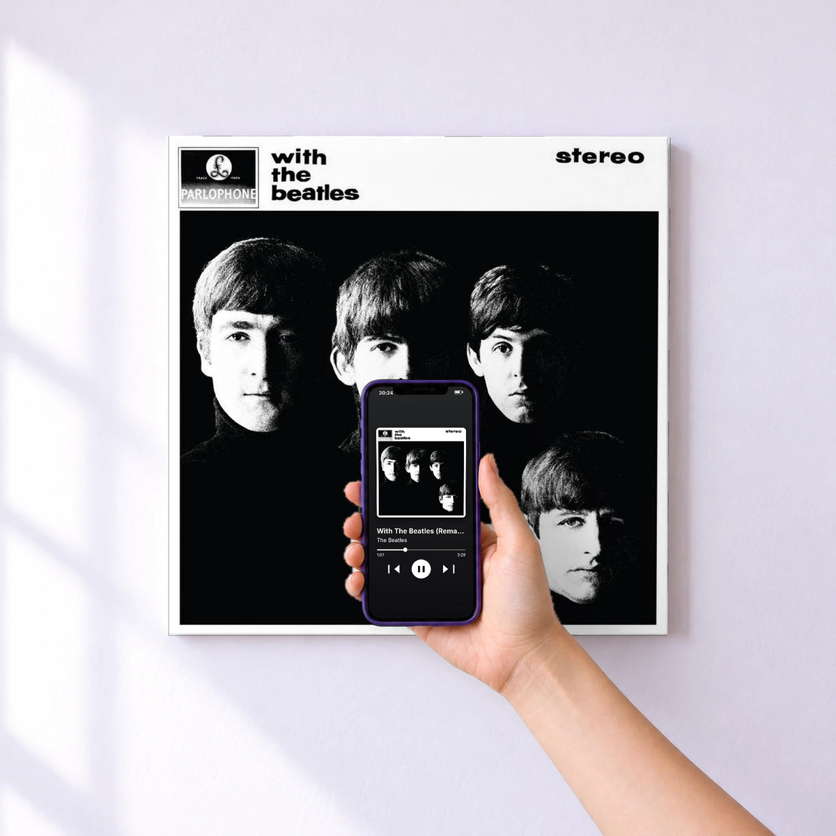 Affiche connectée With The Beatles (Remastered) de The Beatles au mur : l'album se lance en approchant le téléphone