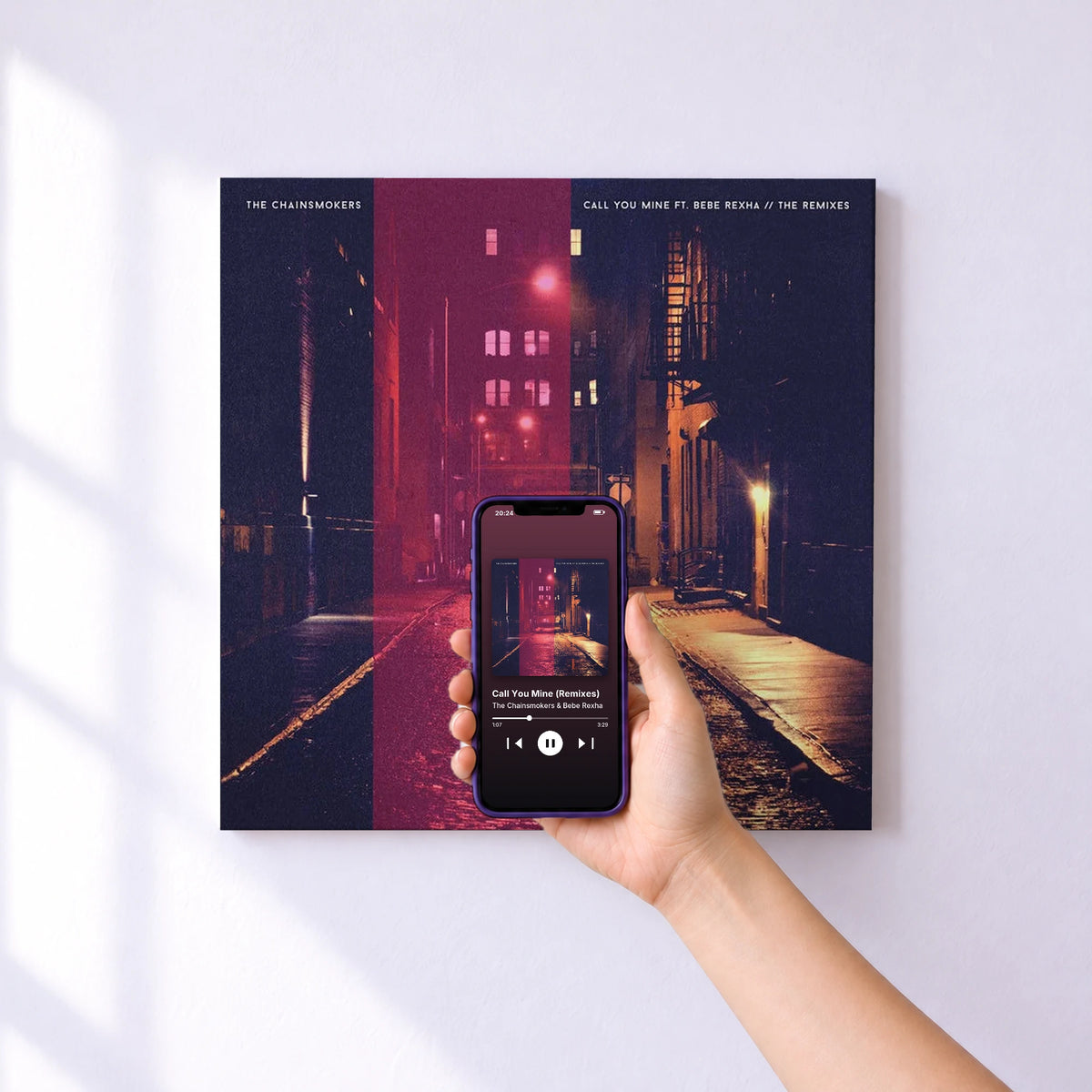 Affiche connectée Call You Mine (Remixes) de The Chainsmokers & Bebe Rexha au mur : l'album se lance en approchant le téléphone