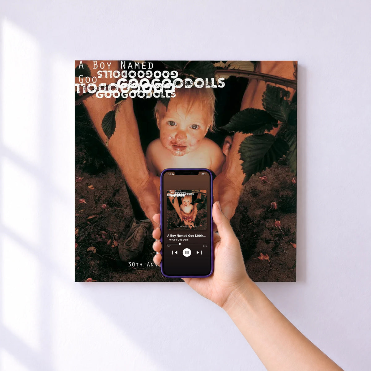Affiche connectée A Boy Named Goo (30th Anniversary Deluxe Edition) de The Goo Goo Dolls au mur : l'album se lance en approchant le téléphone