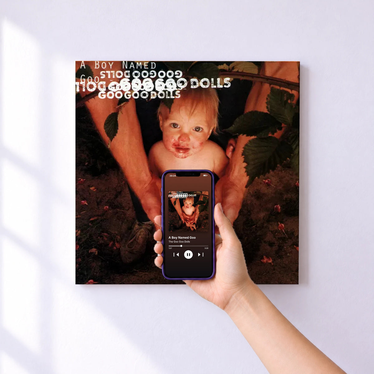 Affiche connectée A Boy Named Goo de The Goo Goo Dolls au mur : l'album se lance en approchant le téléphone