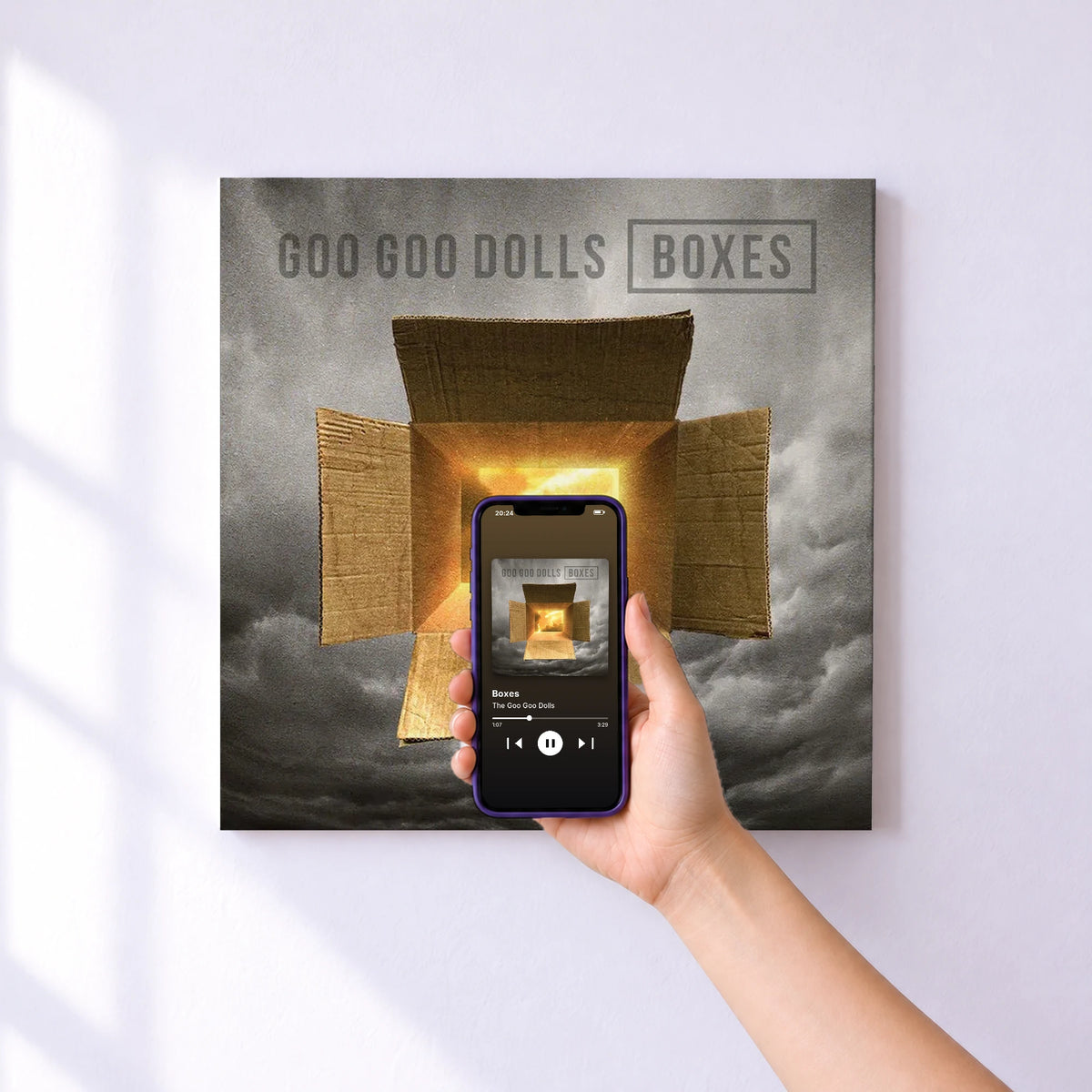 Affiche connectée Boxes de The Goo Goo Dolls au mur : l'album se lance en approchant le téléphone