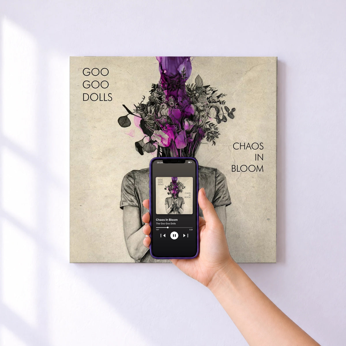 Affiche connectée Chaos In Bloom de The Goo Goo Dolls au mur : l'album se lance en approchant le téléphone