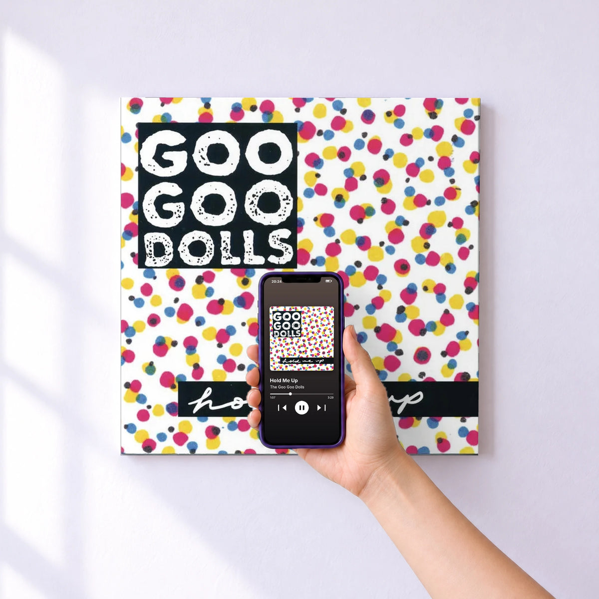 Affiche connectée Hold Me Up de The Goo Goo Dolls au mur : l'album se lance en approchant le téléphone