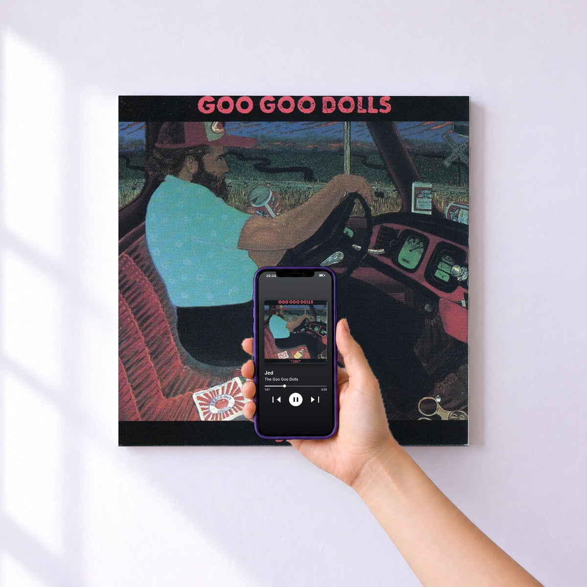 Affiche connectée Jed de The Goo Goo Dolls au mur : l'album se lance en approchant le téléphone