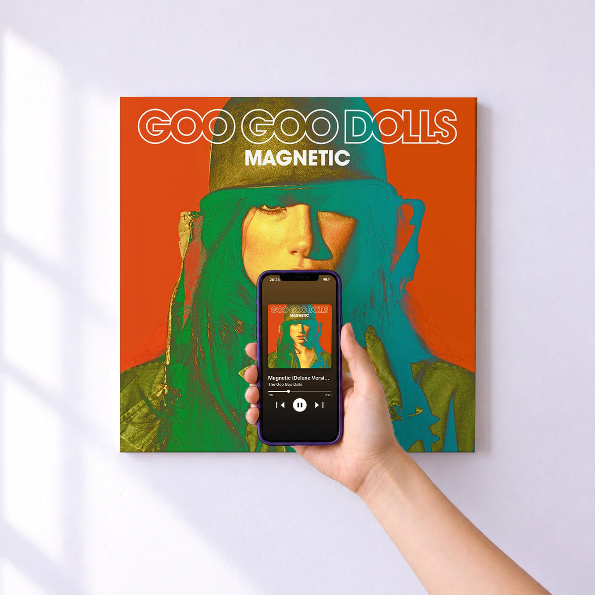 Affiche connectée Magnetic (Deluxe Version) de The Goo Goo Dolls au mur : l'album se lance en approchant le téléphone