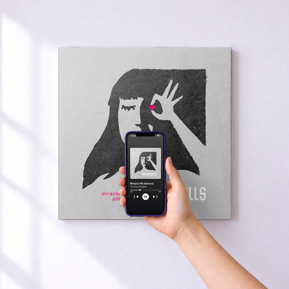 Affiche connectée Miracle Pill (Deluxe) de The Goo Goo Dolls au mur : l'album se lance en approchant le téléphone