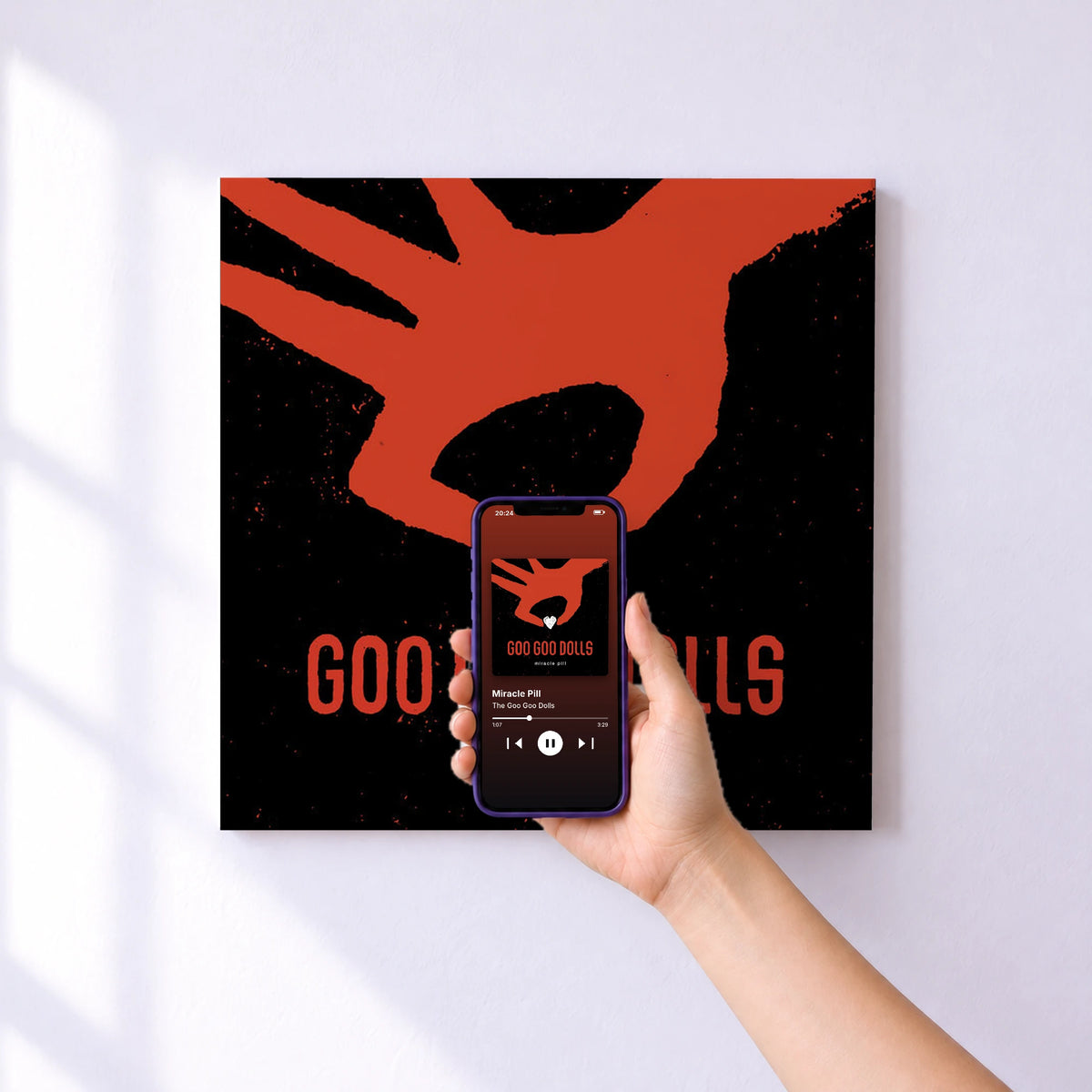 Affiche connectée Miracle Pill de The Goo Goo Dolls au mur : l'album se lance en approchant le téléphone
