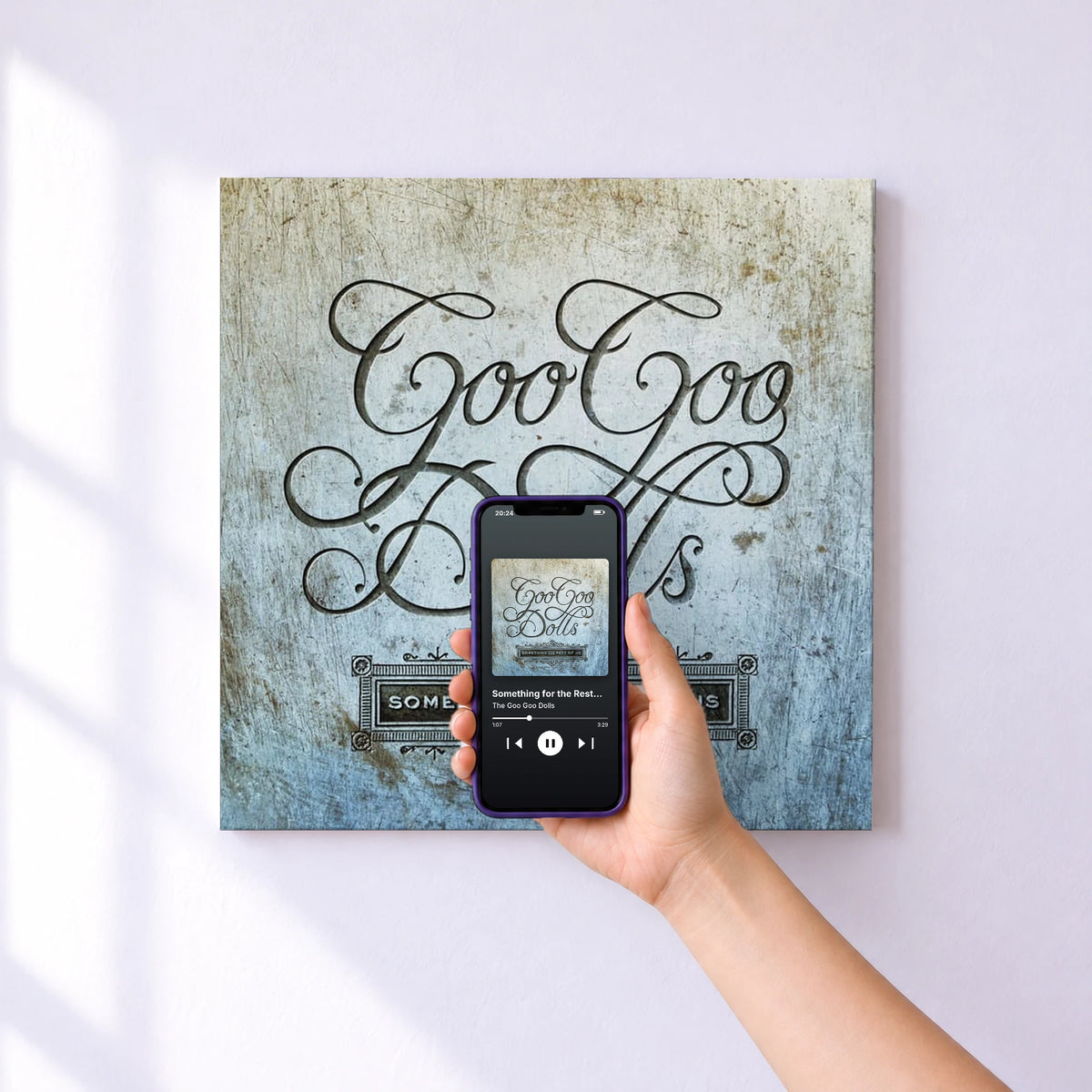 Affiche connectée Something for the Rest of Us (Deluxe) de The Goo Goo Dolls au mur : l'album se lance en approchant le téléphone