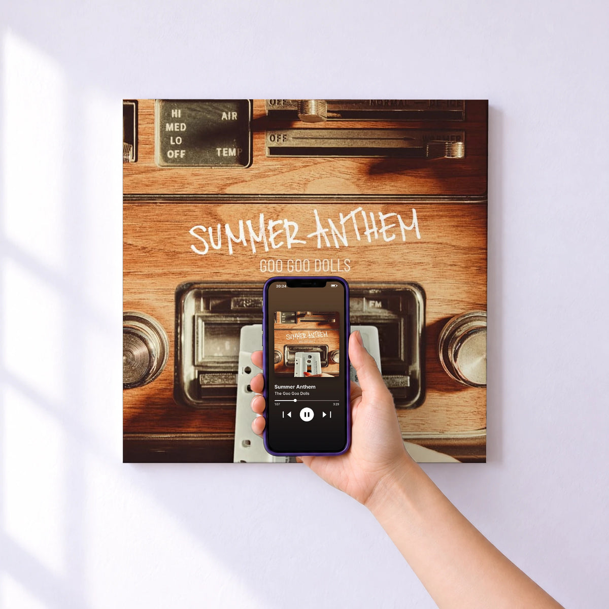 Affiche connectée Summer Anthem de The Goo Goo Dolls au mur : l'album se lance en approchant le téléphone