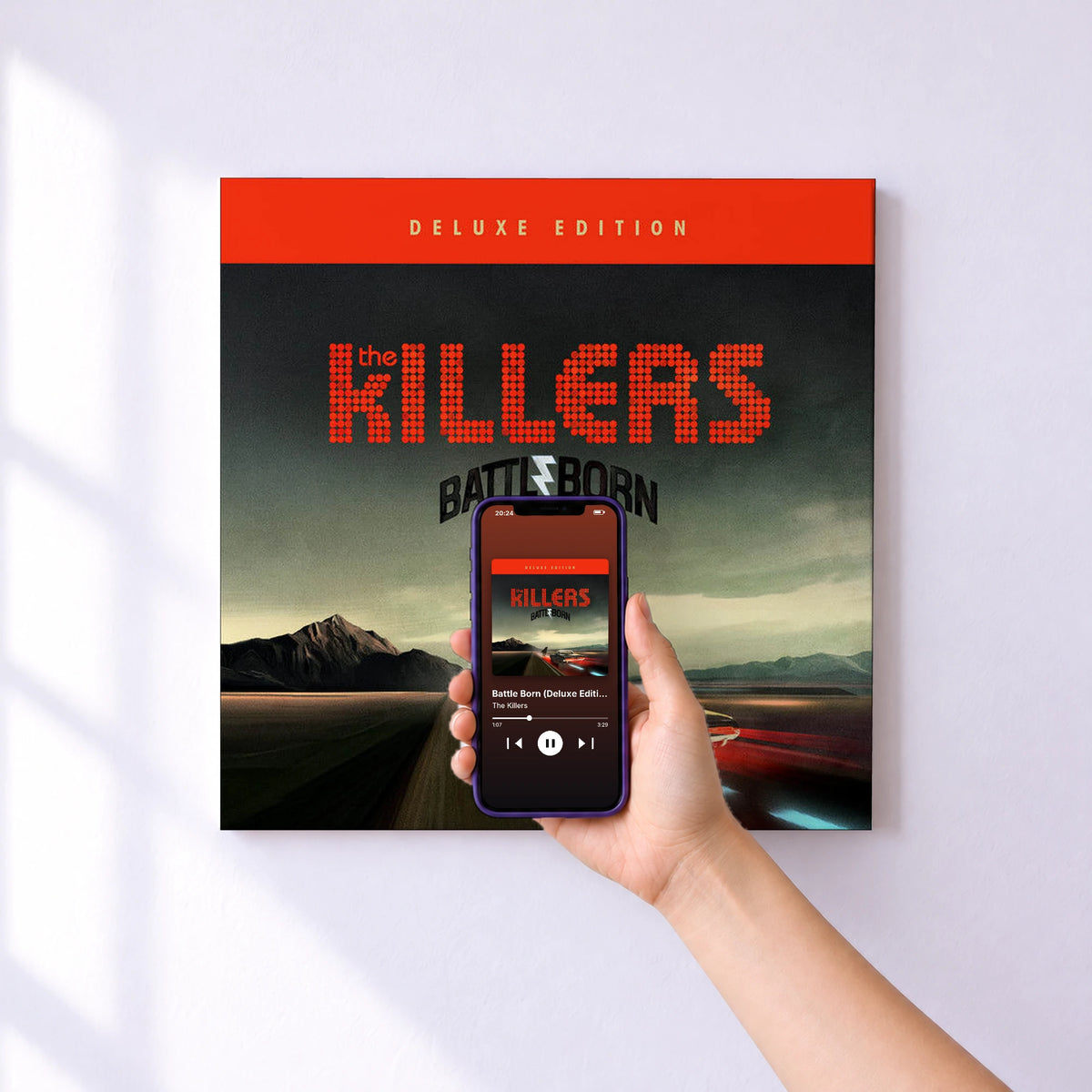 Affiche connectée Battle Born (Deluxe Edition) de The Killers au mur : l'album se lance en approchant le téléphone