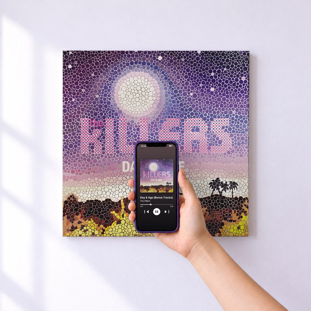 Affiche connectée Day & Age (Bonus Tracks) de The Killers au mur : l'album se lance en approchant le téléphone