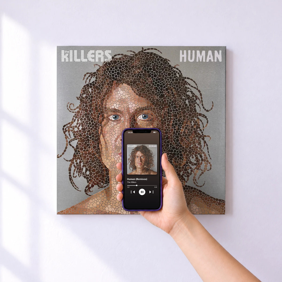Affiche connectée Human (Remixes) de The Killers au mur : l'album se lance en approchant le téléphone