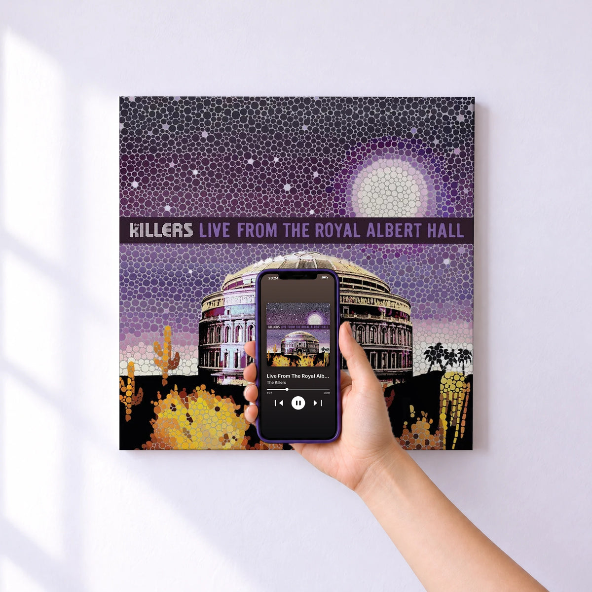 Affiche connectée Live From The Royal Albert Hall de The Killers au mur : l'album se lance en approchant le téléphone