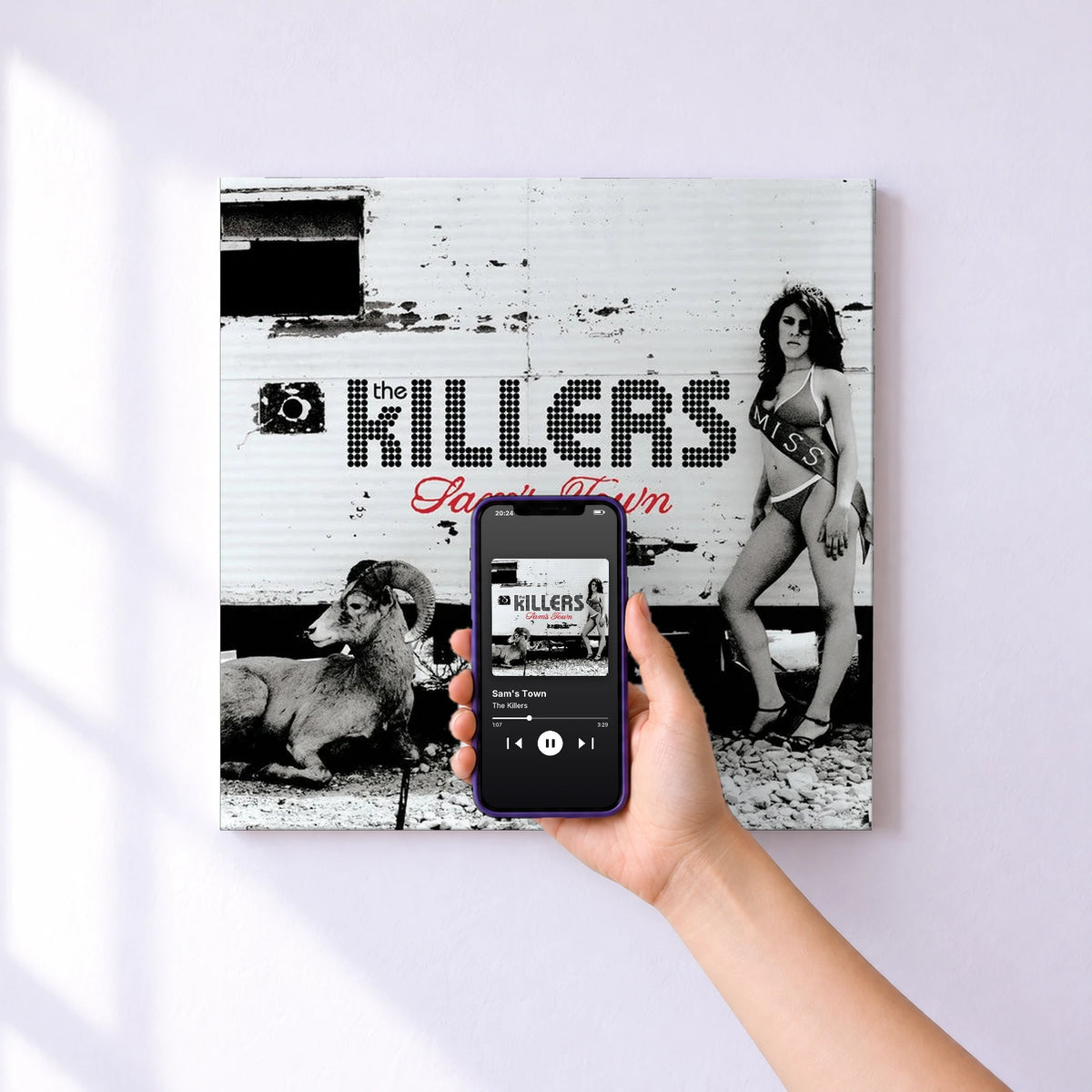 Affiche connectée Sam's Town de The Killers au mur : l'album se lance en approchant le téléphone