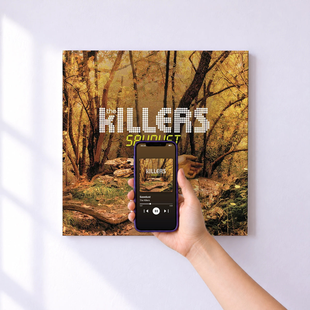 Affiche connectée Sawdust de The Killers au mur : l'album se lance en approchant le téléphone