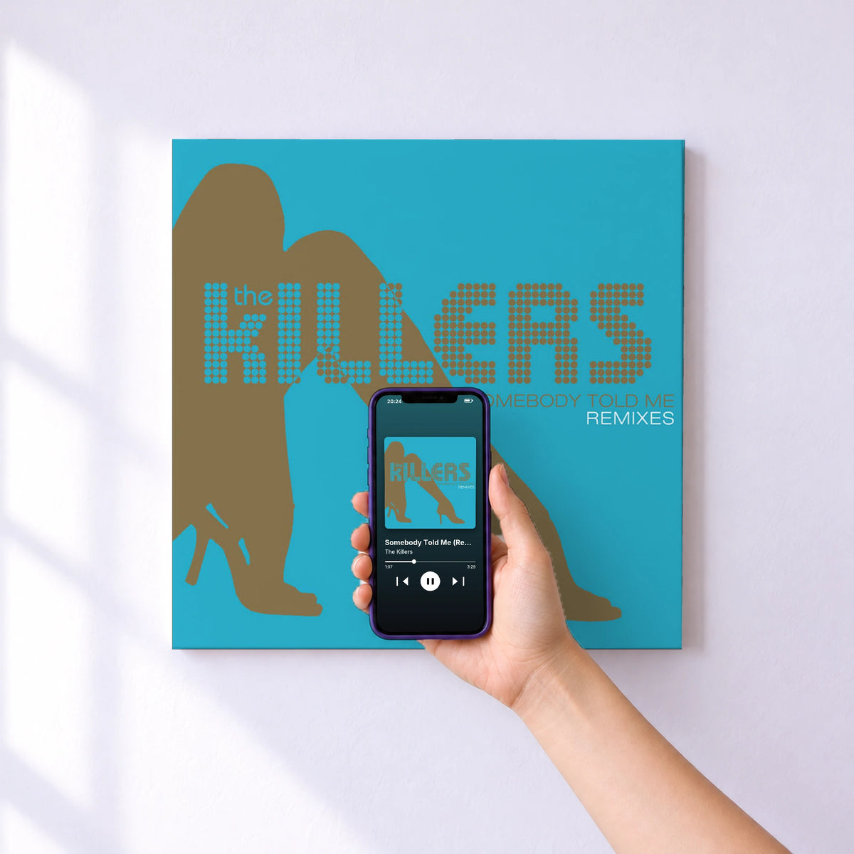 Affiche connectée Somebody Told Me (Remixes) de The Killers au mur : l'album se lance en approchant le téléphone