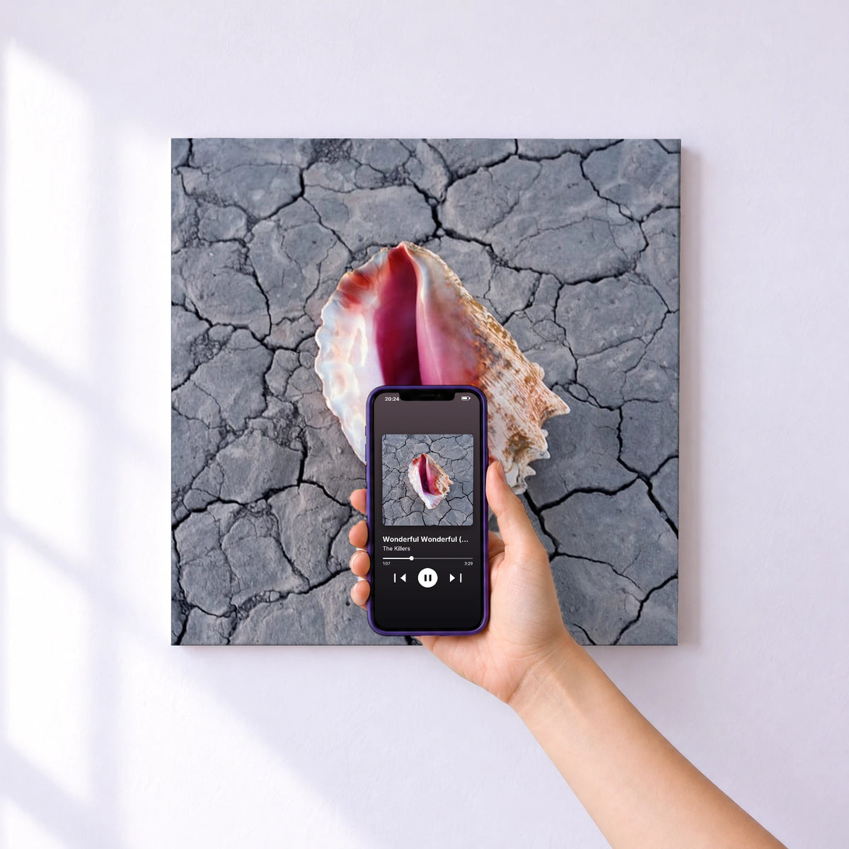 Affiche connectée Wonderful Wonderful (Deluxe) de The Killers au mur : l'album se lance en approchant le téléphone
