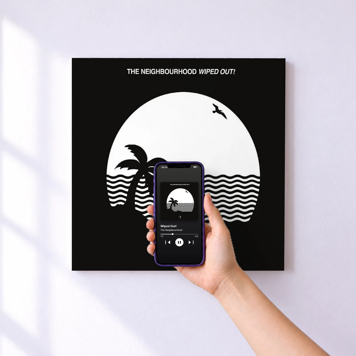 Affiche connectée Wiped Out! de The Neighbourhood au mur : l'album se lance en approchant le téléphone