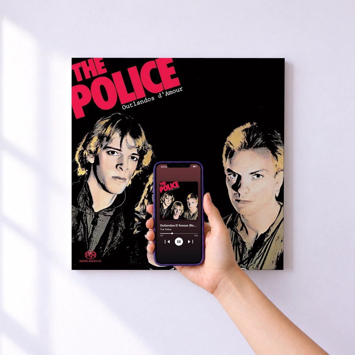 Affiche connectée Outlandos D'Amour (Remastered 2003) de The Police au mur : l'album se lance en approchant le téléphone