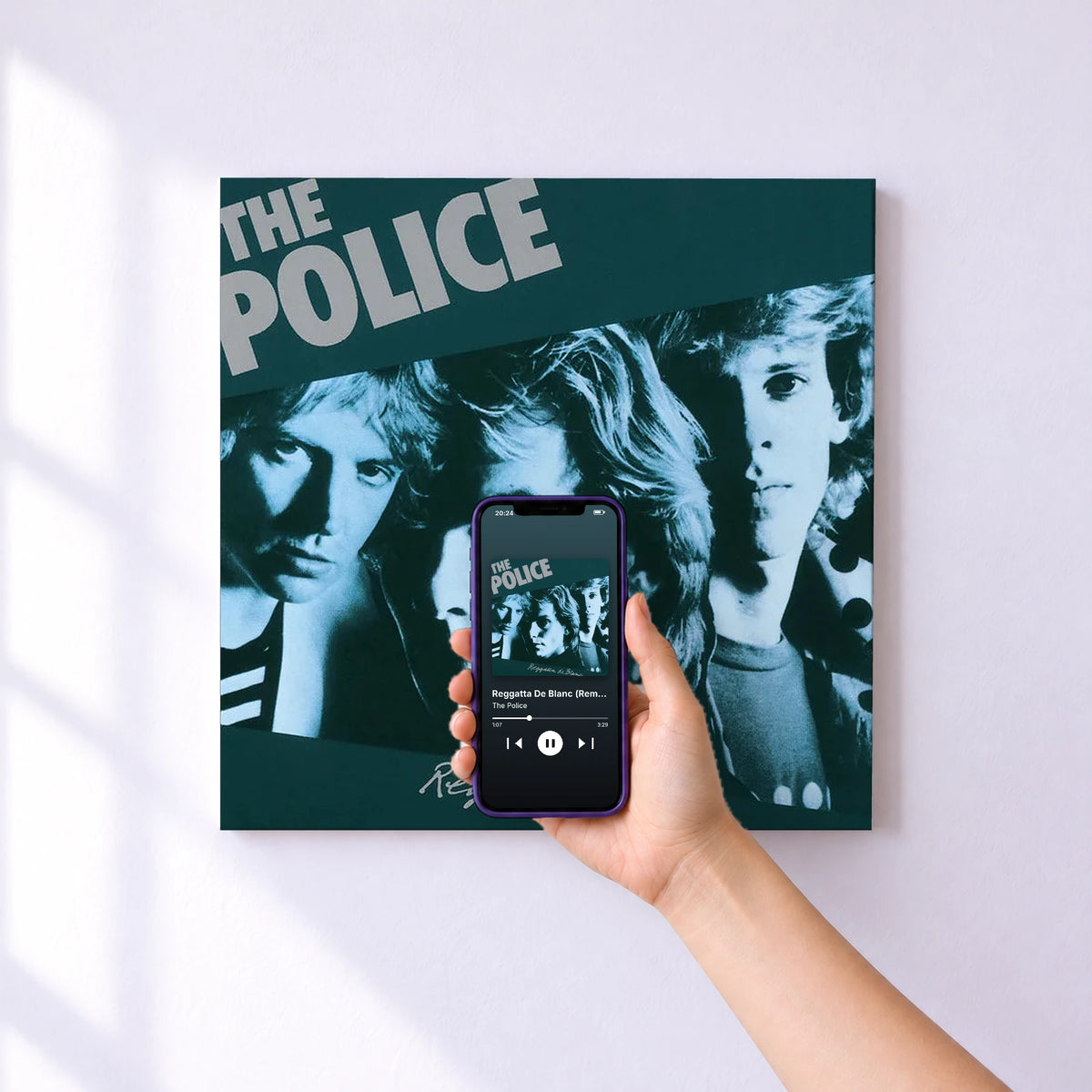 Affiche connectée Reggatta De Blanc (Remastered 2003) de The Police au mur : l'album se lance en approchant le téléphone