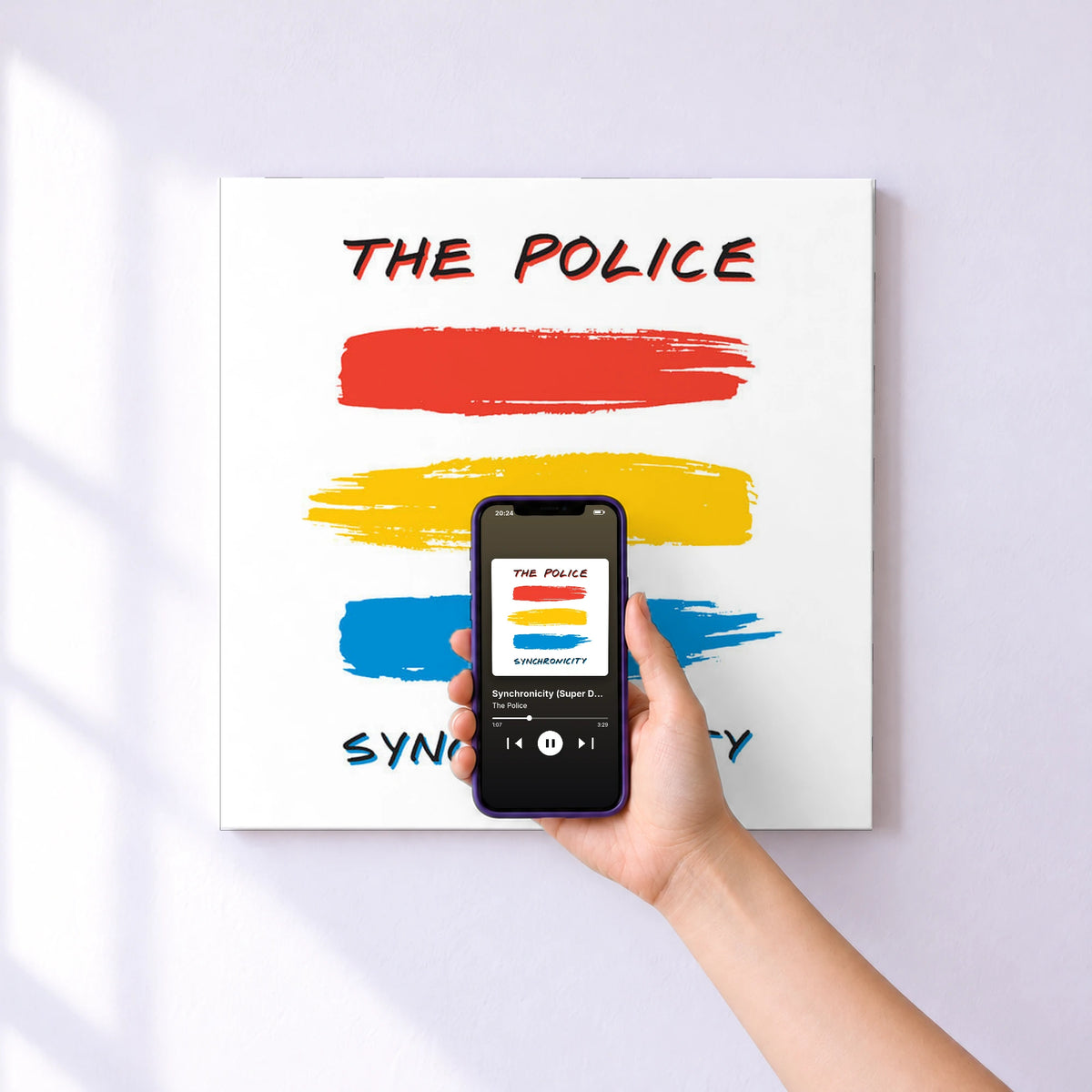 Affiche connectée Synchronicity (Super Deluxe Edition) de The Police au mur : l'album se lance en approchant le téléphone