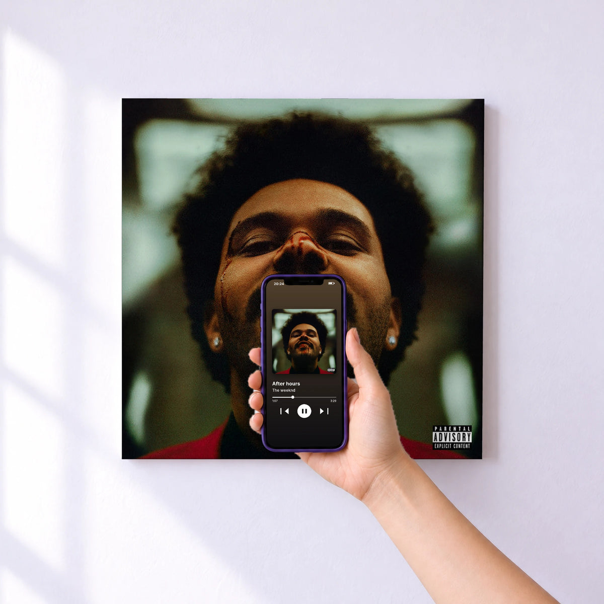 Affiche connectée After hours de The weeknd au mur : l'album se lance en approchant le téléphone