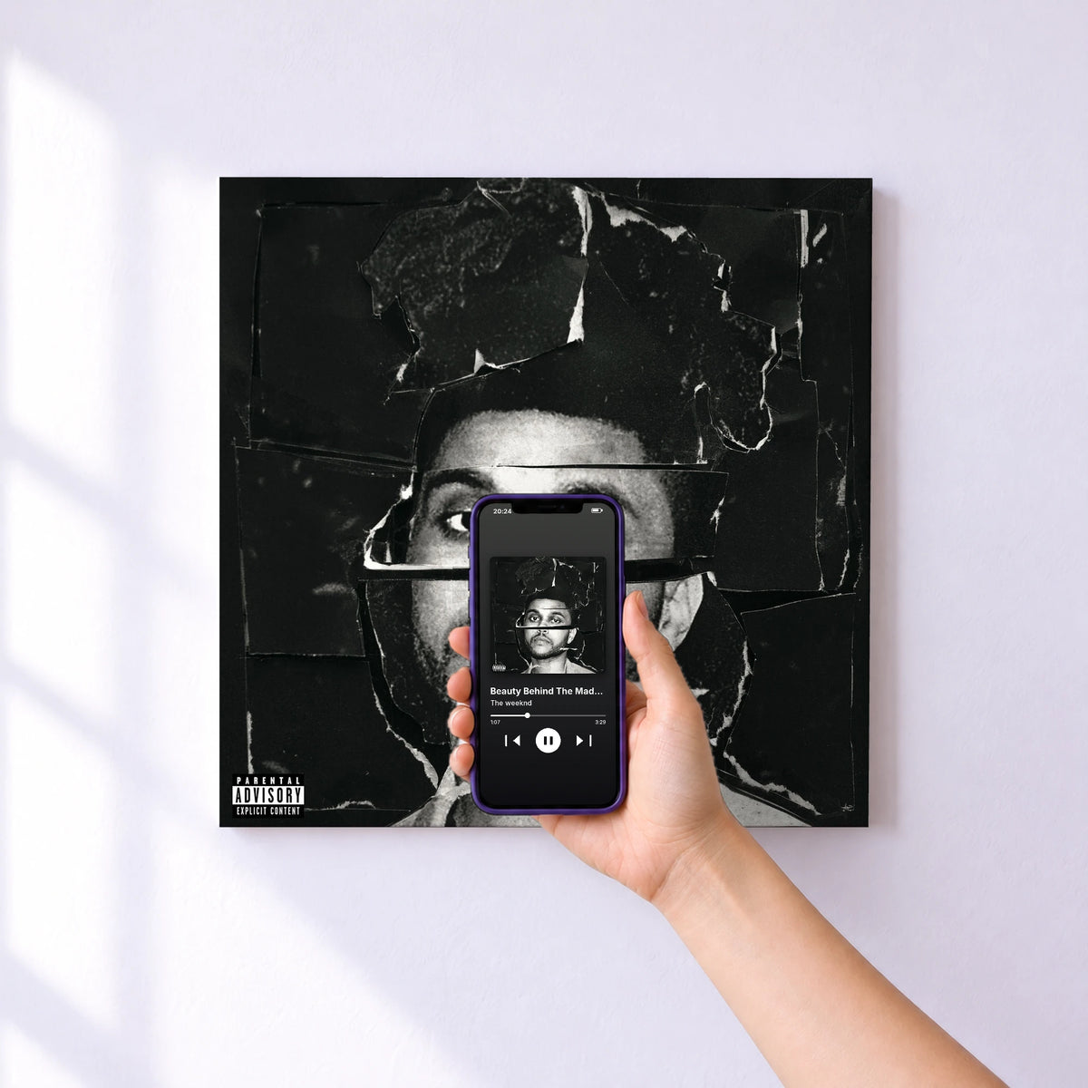 Affiche connectée Beauty Behind The Madness de The weeknd au mur : l'album se lance en approchant le téléphone
