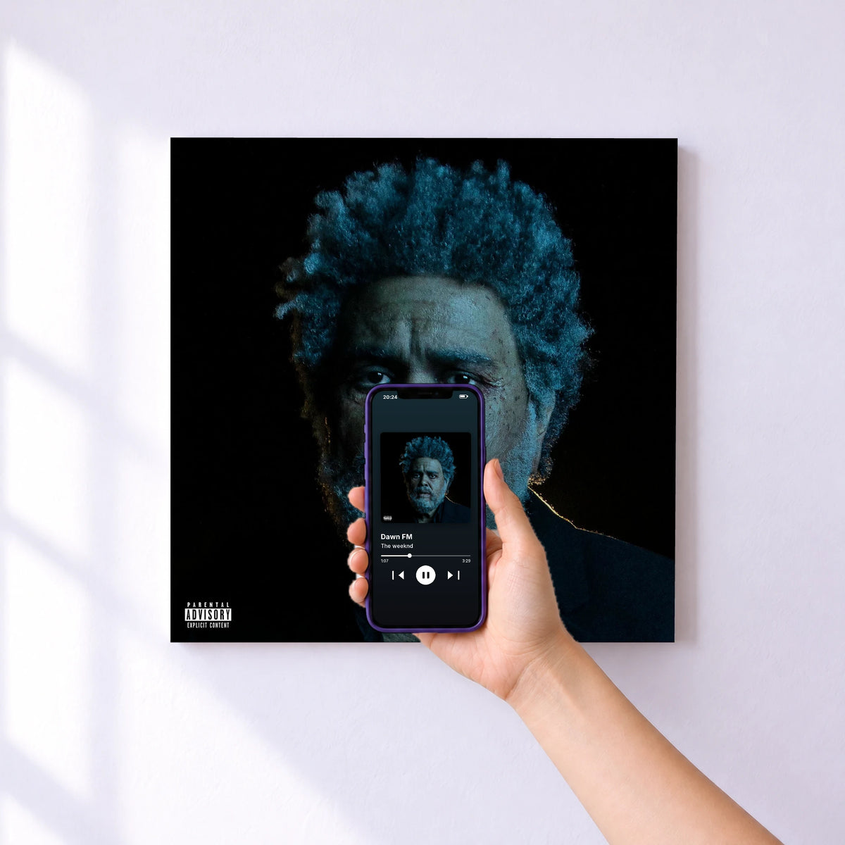 Affiche connectée Dawn FM de The weeknd au mur : l'album se lance en approchant le téléphone