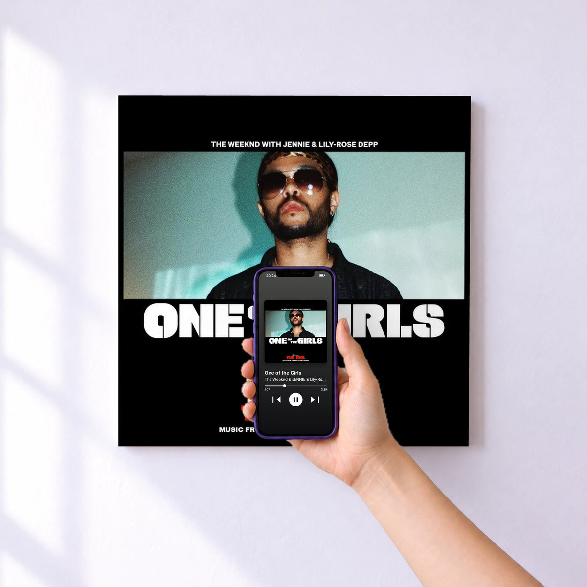 Affiche connectée One of the Girls de The Weeknd & JENNIE & Lily-Rose Depp au mur : l'album se lance en approchant le téléphone
