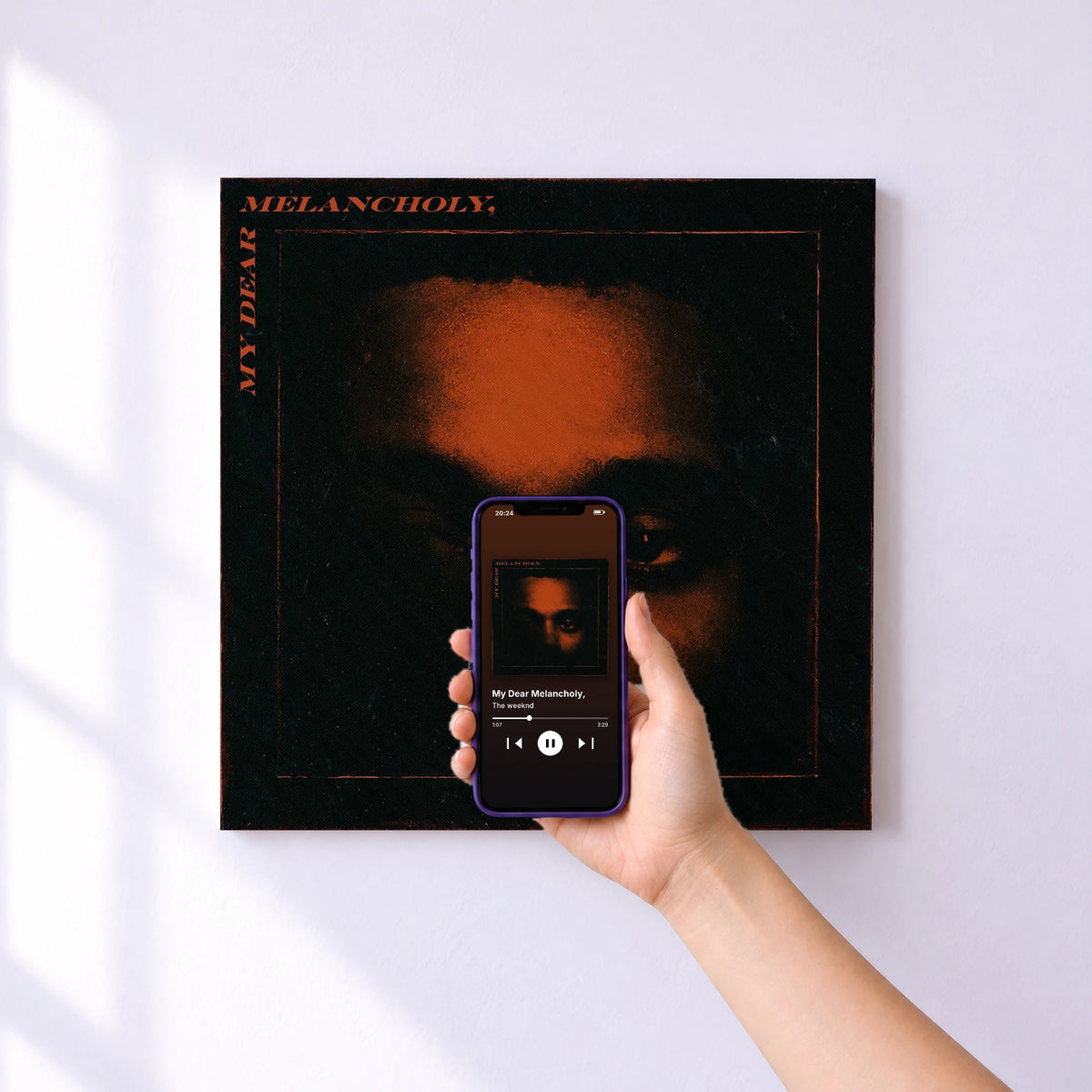 Affiche connectée My Dear Melancholy, de The weeknd au mur : l'album se lance en approchant le téléphone