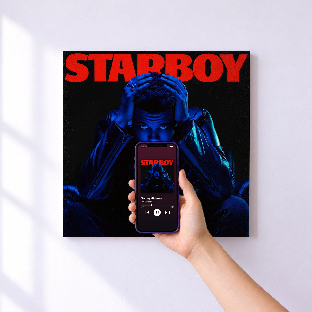 Affiche connectée Starboy (Deluxe) de The weeknd au mur : l'album se lance en approchant le téléphone