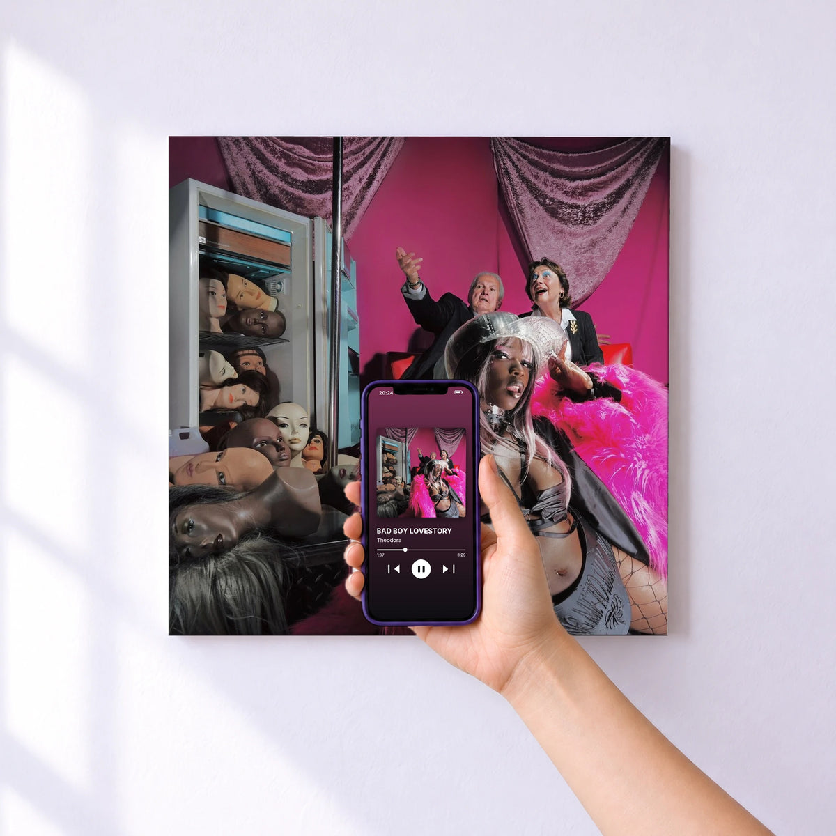 Affiche connectée BAD BOY LOVESTORY de Theodora au mur : l'album se lance en approchant le téléphone