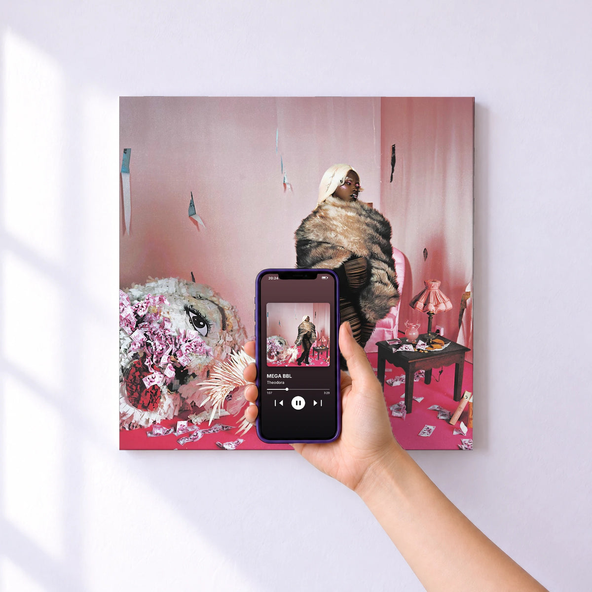 Affiche connectée MEGA BBL de Theodora au mur : l'album se lance en approchant le téléphone