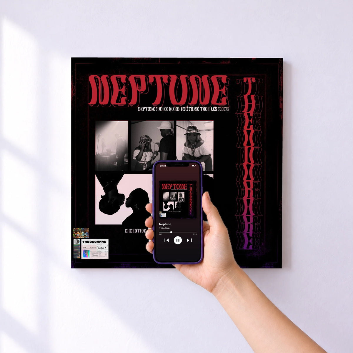 Affiche connectée Neptune de Theodora au mur : l'album se lance en approchant le téléphone