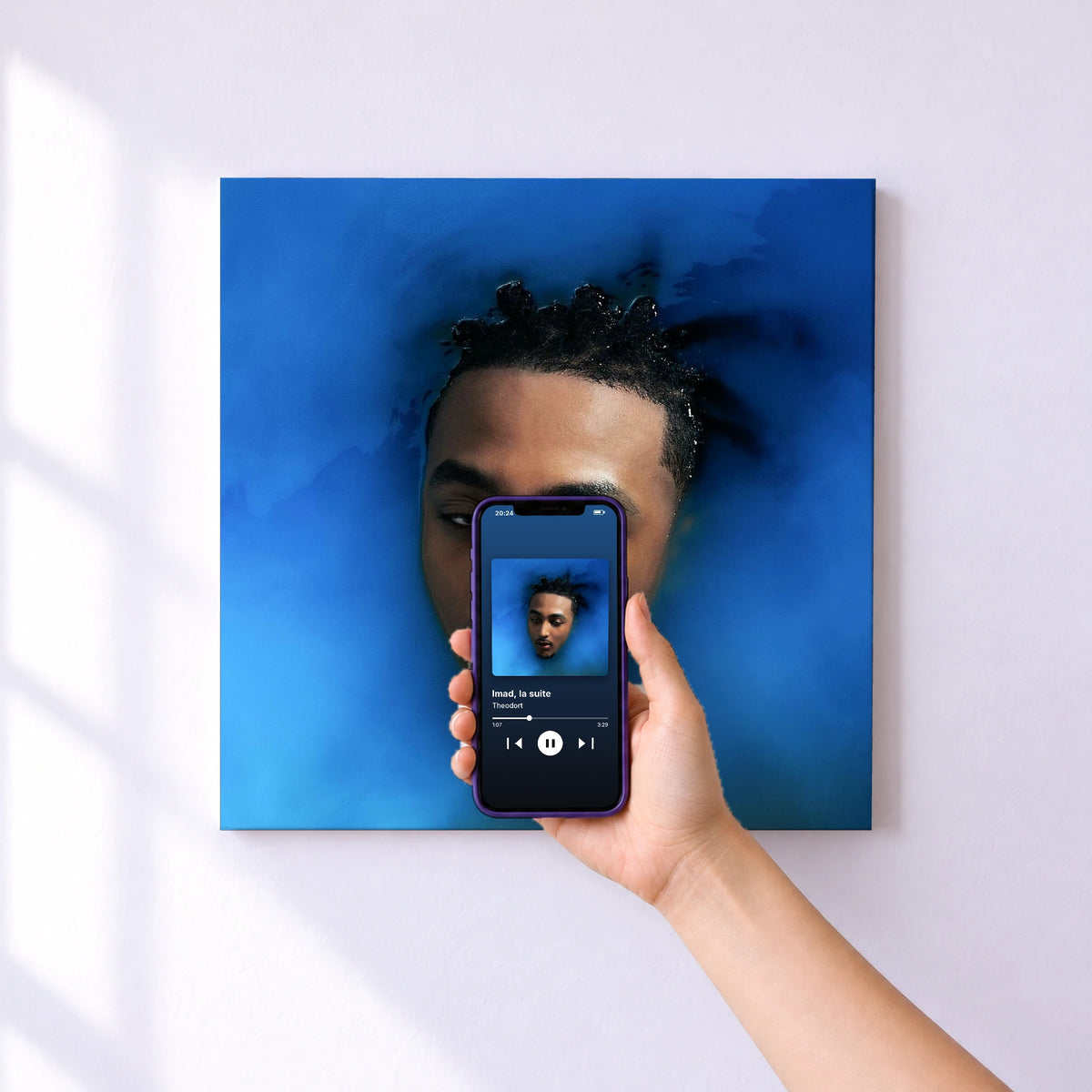 Affiche connectée Imad, la suite de Theodort au mur : l'album se lance en approchant le téléphone
