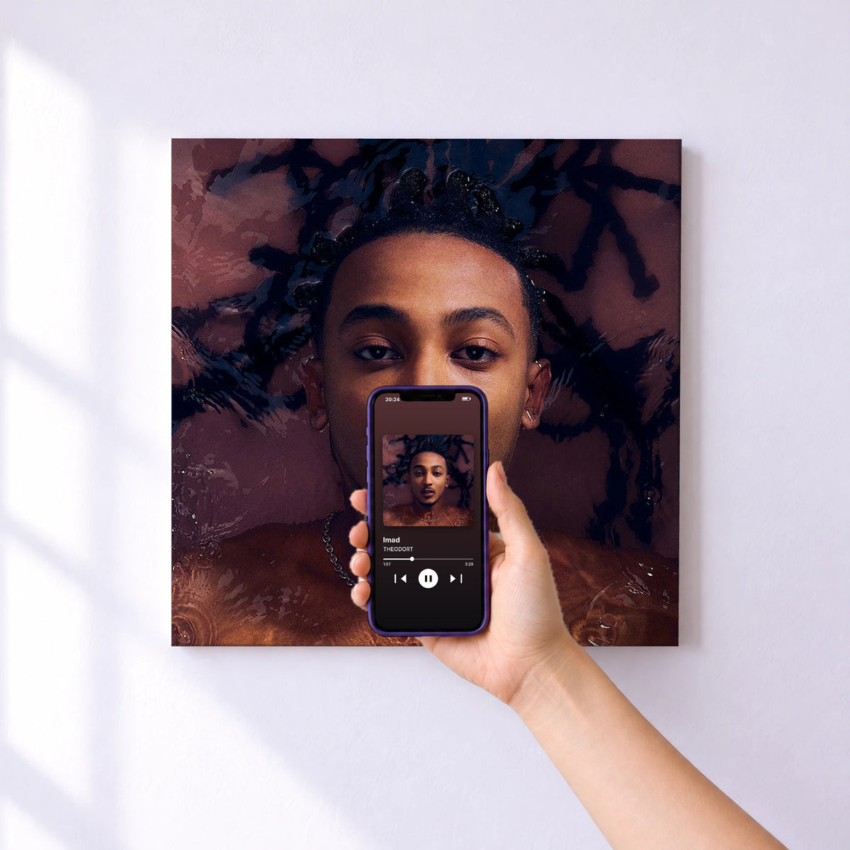 Affiche connectée Imad de THEODORT au mur : l'album se lance en approchant le téléphone
