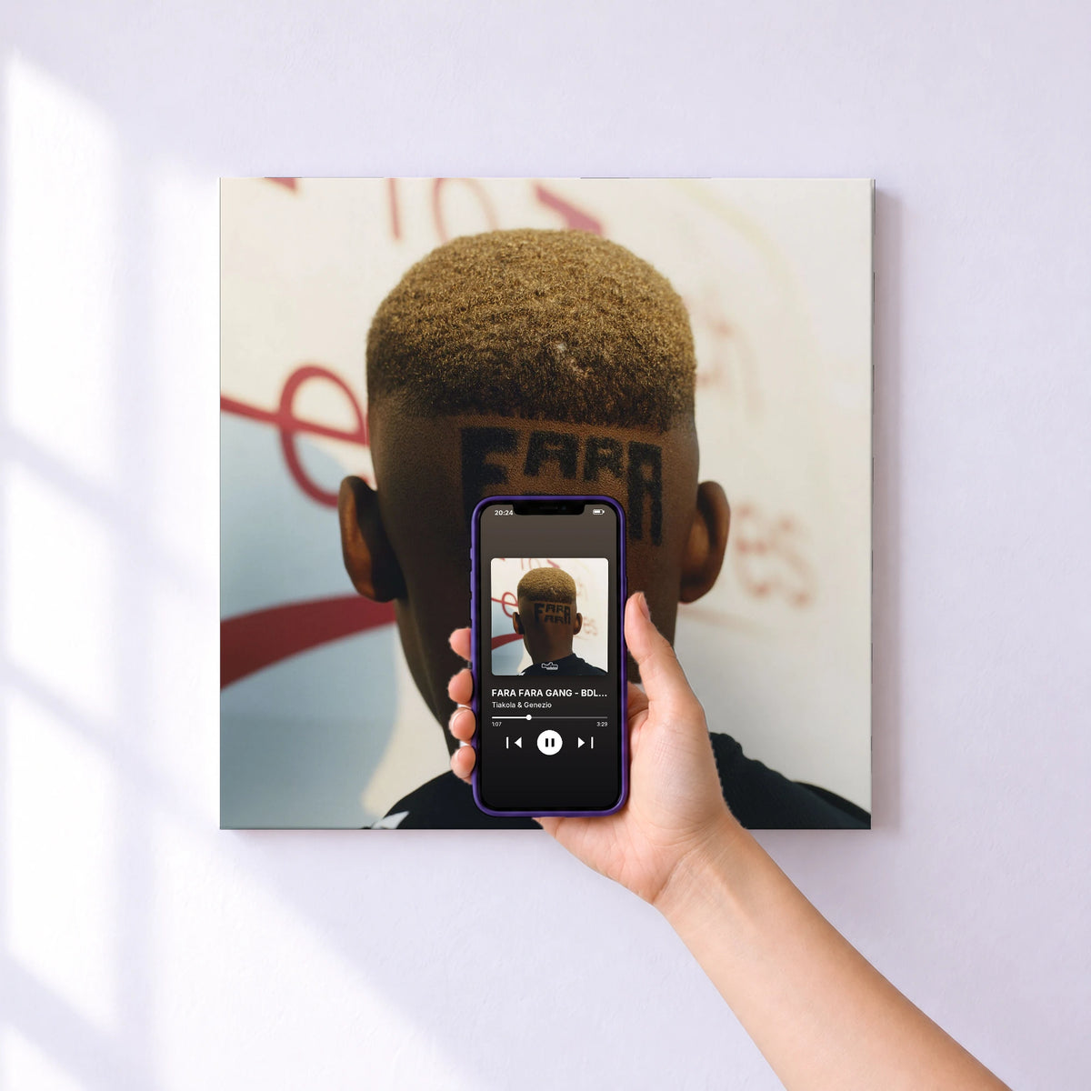Affiche connectée FARA FARA GANG - BDLM EXTENSION de Tiakola & Genezio au mur : l'album se lance en approchant le téléphone