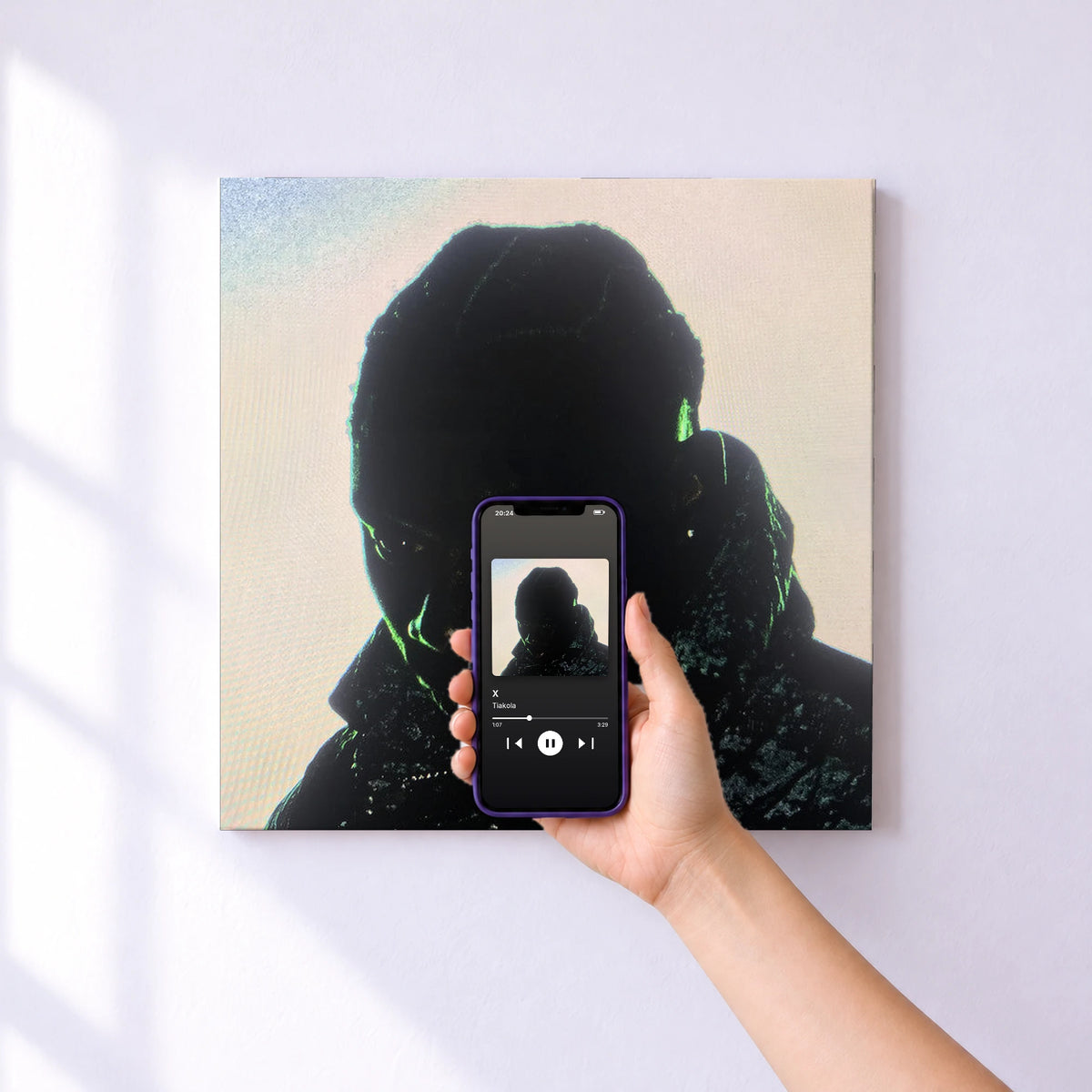 Affiche connectée X de Tiakola au mur : l'album se lance en approchant le téléphone