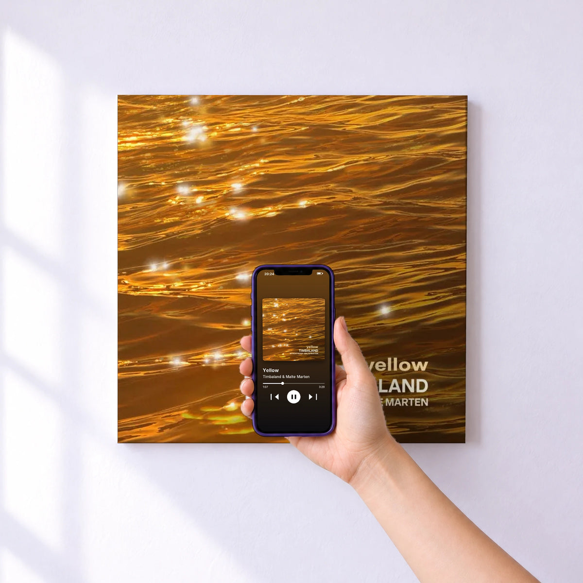 Affiche connectée Yellow de Timbaland & Malte Marten au mur : l'album se lance en approchant le téléphone