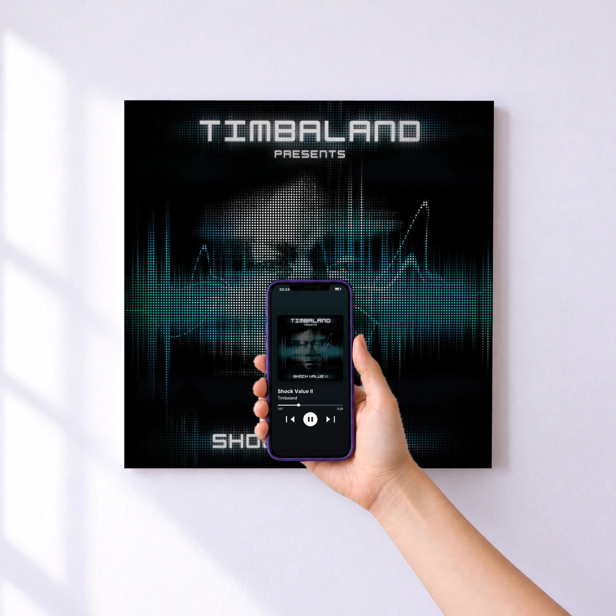 Affiche connectée Shock Value II de Timbaland au mur : l'album se lance en approchant le téléphone